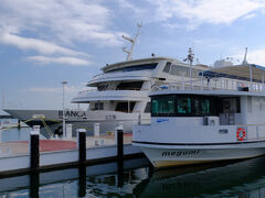 手前が今回乗船する「megumi」。奥の船が「ビアンカ」号