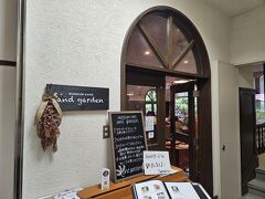 展示物を見学してから｢MUSEUM CAFE and garden｣に寄りました。町立湯河原美術館に併設された、豆腐・ゆば専門店「湯河原十二庵」がプロデュースするカフェです。

残念ながら、がんもどきのサンドイッチは完売になっていました。カウンターで注文をして支払いを済まし、席で待ちます。
