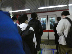 本当なら、武並駅へ行って前回の続きを歩きたいところですが、歩いて向かう宿が満室で泊まれないので、ワープします。

名鉄名古屋駅から列車に乗ります。
ところがですよ、行き先ごとに色が別れていてそこに並ばなくちゃいけないんですよ。
だけど、自分達が行きたいところはわかっていても何線かとかわかっていなかったのでもめている間に乗るべき列車が行っちゃって、慌てて次に乗ったら行き先が違っていてお互い不機嫌になりながら、名鉄名古屋駅に戻って本来乗る列車を待っているところです。