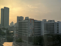 |дﾟ) ﾁﾗｯ 
おはようございます・・・お天気はどうかな・・・晴れてる＼(^o^)／
訪台前、高雄の天気予報は雨マークが多くて心配してたんです。
でも昨日も降られなかったし、今日も今の所大丈夫そうです^^
