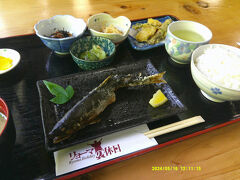 注文したのはイワナ焼きの定食．「リョーマの休日」という箸入れ付きでした（笑）・