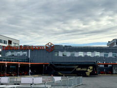 8/24
スリーシスターズホテルを後にして、タリンのバスターミナルにやってきました。
タリンのトラムは一人2ユーロもしますが、配車アプリのBolt（ボルト）で検索したら、4.7ユーロ（841円）でした。
2人分払うなら値段もそう変わらないので、タクシーで来ました。
タリンのバスターミナルは新しく、きれいな印象です。