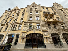 今日から2泊するネイブルクス ホテルです。
バスターミナルに着いたら雨が降っており、風も強くて、ホテルまで歩いて15分ほどかかったように思います。
バスターミナルからはちょっと遠いですが、観光地のど真ん中で、とても便利でした。
ユーゲント・シュティール（アール・ヌーボーのドイツ版）の建物で素敵です。
利用しませんでしたが、サウナも併設されています。
2泊で34,607円、プラス現地でシティタックス646円を払いました。
エストニア（タリン）と比べると物価が安いです。