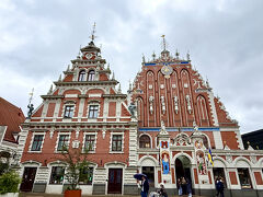 いきなりリガの観光の目玉、ブラックヘッド会館です。
16世紀に建てられたルネッサンス様式の美しい建物は、かつては裕福な独身商人のギルドの本部として、頻繁にパーティなどが行われていたそうです。
実はここ、第二次大戦でドイツ軍に爆撃され半壊し、その後ソ連軍の命令で完全に取り壊されました。
ラトビアの独立回復後の2001年に市民の要望で再建され、この美しい姿を取り戻しました。