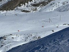 左右に見るようなスキーコースはあるけれど、どこでも滑ることができそう。