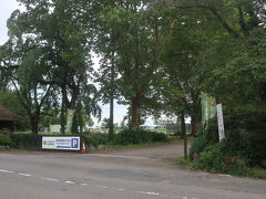 ということで駅から30分弱歩いて岩瀬牧場に到着

岩瀬牧場は1876年に明治天皇が第一回東北巡幸で現在の鏡石に立ち寄った際に周辺の原野を開墾するよう命じたのが設立のきっかけとされていわれている日本最古の西欧式･国営式牧場
明治23年旧岸和田藩主岡部長職子爵が御料地を拝借する形で農場経営を担う
明治43年には日本畜産株式会社となり岩瀬牧場に名称を改め､
明治48年順宜牧場株式会社を設立し､オランダからホルスタインと農機具を輸入
戦後は農地と平地解放、県や民間企業への変遷を経て大幅に縮小し､昭和62年有限会社岩瀬牧場のもと観光牧場へ転換､平成16年有限会社イワセファームの経営となり､今日に至る