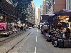 ノースポイントの二階建てトラムが通る市場。
ここは初めてまいりました。カバンや下着などの他、精肉鮮魚の店も。ローカルな雰囲気です。