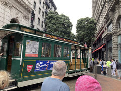 サンフランシスコ　ダウンタウンに来ました。
乗り物大好き次男が見たがっていたケーブルカーの始発駅そばの回転台です。

見て初めて気が付いたんですが、この回転まさかの“人力”でした！
おじちゃんパワーすごいです！

観光客の列もすごくって、長蛇の列！
1時間以上は待つとのこと、乗車はあきらめました。




