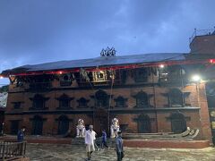 クマリの館。名前の通りクマリという少女の神様が住んでいる館。
25年前に、人がぱらぱらとしかいないダルバール広場で、ぼーっと日向ぼっこしていたら（当時は入域料なし）、人が急激に増えて祭りが始まった。それが昨日あったインドラ・ジャトラだったようで、三社祭りの宮出しのように立錐の余地もない状態。山車も何台も通って終わった。今日は祭りの翌日なのだ。