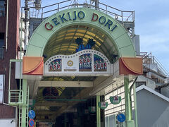 柳ヶ瀬商店街の入り口の一つ、劇場通り。アーケード前のお店が空き地になっていてびっくりです。