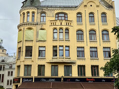 有名な猫の家。
よーく見ると、左の屋根の上に猫の像があります。