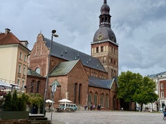 大きなドゥァマ広場の一角に、リーガ大聖堂 (ドゥァムス)がありました。
この日は日曜のせいか、中に入ることができませんでした。