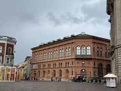 広場の向かいには、旧証券取引所を利用した美術館があります。