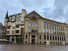 さらに向かいのラジオ局が入った建物は、1913年建築家ポール・マンデルスタムスによって設計された新古典主義様式の建物です。