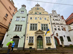 ドゥァマ広場から少し歩くと、聖ヤコブ教会の近くにリガの三人兄弟がありました。
右から長男、次男、三男となっているそうですよ。
タリンの三人兄弟と比べるとだいぶうらさびれた感じで、お手入れしてあげてほしいと思いました。