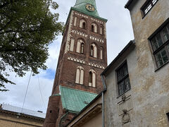 立派な塔を持つ聖ヤコブ教会には、「不倫妻が通ると自然に鐘が鳴る」という恐ろしいうわさがあったそうです。
変な濡れ衣を着せられて、不幸になった女性がいるのは想像に難くないですね。
このため、ご婦人たちの猛抗議で鐘は取り除かれてしまったそうです。
