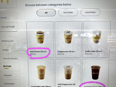 【初ドンムアン発の札幌行き...しかも真夜中】

そんな大昔の思い出の沢山が詰まったここドンムアン空港...（あ、そうそう...この空港でタイ人女性と金払いを拒む欧米人達が大声で揉めているのもこの空港の風物と化していた時代を思い出す...）


写真：そんなドンムアン...今やマックですらベラボーに高い...市内ではホット（50Bが→ここでは96B／アイスコーヒーは、65B→125B）...共に、約2倍...ダメでしょぉぉぉ...ここまで露骨な金額設定は怒）...全然、かわいくない...。まあ、私はラウンジで頂くので関係ないが...。