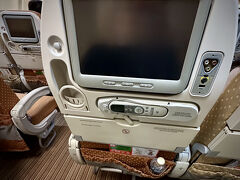 【エア・アジアX、札幌行き】

なので、一番後ろの席に落ち着く（事前予約済み...今回は席予約代含めて、約18,160円／片道也）。

結構、満員に近かった...


写真：あれ、もしかしてZIPとか、ジャパンよりシート間隔が少し広い？.圧迫感がない...前の「シートの背凭れ」が低いからかぁ...？