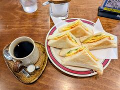 お店「クックタウン」で、モーニング休憩。
コーヒー￥480に、モーニングタイムということで、たまごトーストが付いてきました。