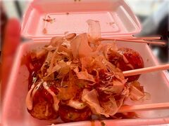 新世界 かんかんで、たこ焼きを食べました。写真、なんか良い感じで撮れず…。でも美味しかったです。