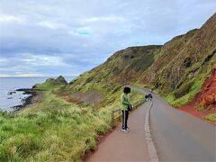 車で10分。
｢ジャイアンツ・コーズウェイ(Giant's Causeway)」に到着。

｢駐車場は閉まっているけど、その辺に停めればいいよ｣ってオーナーさんが言っていたような？

一抹の不安を覚えながらも、その辺に駐車。

長い遊歩道の先に、あの柱状節理があります！