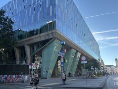 朝8時
シェーンブルン宮殿に行くために、ホテルを出て、目の前のミッテ駅に行きます。

ウィーンも朝早いと肌寒く、シャツにカーディガンを羽織りました。