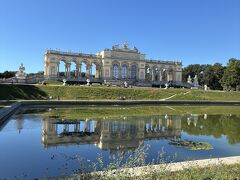 これがグロリエッテ全貌です。
マリアテレジアさんが戦争勝利を記念して作られたそうです。

中のカフェでお茶しようかと思っていましたが、このあとザッハーカフェにも行くし、お腹も空いていないし、やめました。