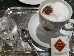 メニューのドイツ語は読めず、英語は読めるがイメージがわかないので、無難なところでカフェラッテと注文しました。