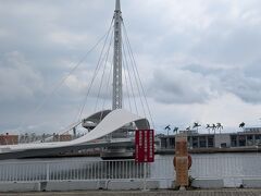 この橋は毎日１５時に回転するそうで、この日も間もなく回転する時間です。