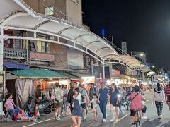 お腹いっぱいになり、お店近くを少し散策しようと思っていたら、ちょうど店の前にタクシーが止まりました。お客さんが乗ってきたのでしょうか？
呼ぶのも大変かな？と思っていたのでそのまま乗り込むことにしました。
なので店の写真も撮影できませんでしたが、待つことなくタクシーに乗れたのでラッキーでした(;'∀')
目的地のかき氷屋さんまでは車は入っていけないようで市場の入り口で降ろしてもらいました。
