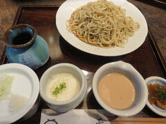 蕎麦料理處　萱・・・本格的な信州そば　堪能

「信州そば切りの店｣　認定店

築250年　有形文化財として登録された　萱葺き屋根が目印の外観

元々は酒屋の母屋として使用していた　振舞い用の座敷9室を　復元

そば処として　平成6年開店

麺料理専門調理師が打つ　細打ちでのど越しのよいそば　いただけます

店頭にて　職人さんがそば打ちする風景眺めて　期待度UP

待ち時間中　カフェスペースにて　あんずソフト（600円）オーダー

生乳バニラソフトクリーム＋あんずコンポート＋あんずジャム

あんずテイスト　ダブルで風味＋食感　楽しめます

そのあと　蕎麦料理処　萱にて　千曲そば（1485円）オーダー

くるみ・とろろ・そば汁にて　薬味添えて実食

箸休めも付いていて　細やかに繊細なそば　いただきます

つるんとした食感　　風味豊かなだし　信州ならではの素材感

待ち時間かかるものの　食べたかった信州の味に　感動





