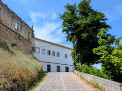 2時間半ほどでキリスト教修道院に到着。すぐ裏に大きめの駐車場がありました。