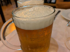 ディナーは通りがかりのお店に入りました。キビキビと働くレベル高い男性店員さんがいました。当たりです。