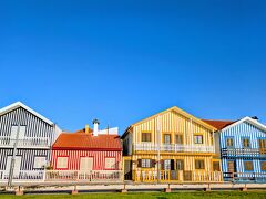 翌朝。コスタ・ノヴァまでは車で15分かかりません。東向きに建物が向いているとのことで朝を狙っていきました。青空とカラフルお家。本当にかわいい。