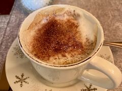 おはようございます♪
今日の朝ごはんドリンクはカフェラテをお願いしました。宿の奥様がチョコレートパウダーをかけてくれました♪