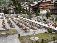 登山家の墓地。土葬でこのスペースに入り切るのだろうか？