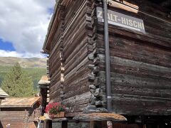 スイスの伝統的な木造の穀物庫！
ネズミ返しになっています。それにしてもこんな古い木造建築が残っているのはすごい