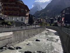 かなり晴れてきました。
それでもなお頑なに顔を見せてくれないマッターホルン...。