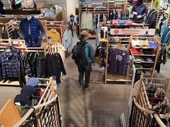 ツェルマットのモンベルにやってきました！
日本人のツアー客が多いです。店員さんは日本語ペラペラなので安心です。
