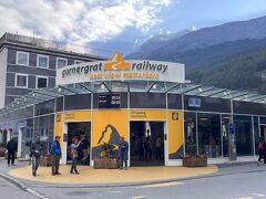 ゴルナーグラート鉄道の駅はこちらです！
初見の人は焦るかもなので、場所をしっかりチェックしておくのがオススメ。チケットは中で買えます。
そして出来たら、早めに着いて電車に乗りこんでおくと、座れないという事故を防げます笑