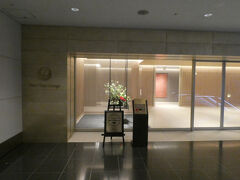 112番ゲート前にあるファーストクラスラウンジへ。
今回は、前回のロンドン線と違って搭乗まで時間があるのでゆっくりと居られます。