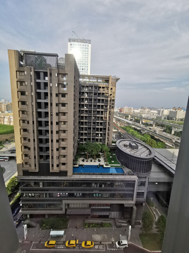 眺望はこんなかんじ…<br />向かいが林口駅なのはとても便利(^^)<br />駅がショッピングモール（グローバルモール）と直結していて日本でもおなじみのお店もあります