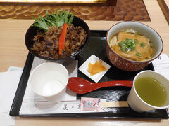 チェックインを済ませ、セキュリティチェックを受けます。
JGC会員の動線が短くなるような配置はありがたいです。
セキュリティチェックのすぐ先がフードコートになりました。
大阪の老舗「美々卯」はうどんすきで有名ですが（空港レストラン街の方の店ではで2時間位時間があれば楽しめるそうです）ここは、搭乗前。きつねうどんと牛しぐれ丼