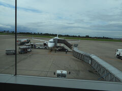 ずっと雲の上のフライトでした。関東地方は大雨だったそう。
奥羽山脈を越えた後S字のアプローチで仙台空港へ到着
そしてこの８番スポット。
パッセッンジャーステップ車で降りる
ながーいテントで作られた通路をあるく
ビルに入ったらつづら折りスロープで２階にあがる
そしてようやっとビル内通路にでる