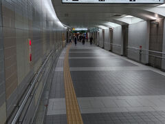 仙台駅地下通路です。
榴ヶ岡側の入口から、エスパル地下一階をぬけて市営地下鉄仙台駅、はてはあおば通駅まで続いている長い通路です
冷房もすこし入っているので、夏暑い時期に歩くのも楽です
冬雪の時期もよさそうです