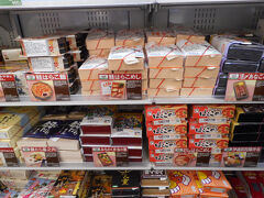 ホテルをチェックアウトして
仙台駅の駅弁屋に来ました。
朝早い（10時）のでたくさんの駅弁が並んでいます
仙台名物の「鮭はらこめし」が20年前は「あぶくま」１種類だったのですが、３種類に増えていました