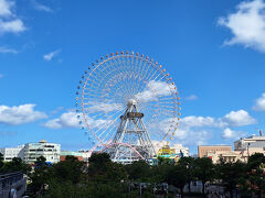 みなとみらい駅を出ると
「コスモクロック21」が目に入ってきます。
青空に映える景色ですね。