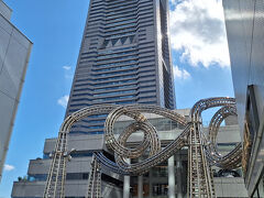 ヨーヨー広場にある巨大なモニュメント
「モクモクワクワクヨコハマヨーヨー」
ジェットコースターのようなユニークなデザインだなと思います。