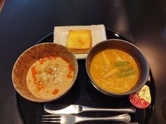 キャセイラウンジにて担々麺とワンタン麺。