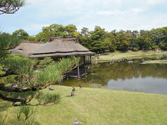 庭園にも茶屋らしき建物があった。